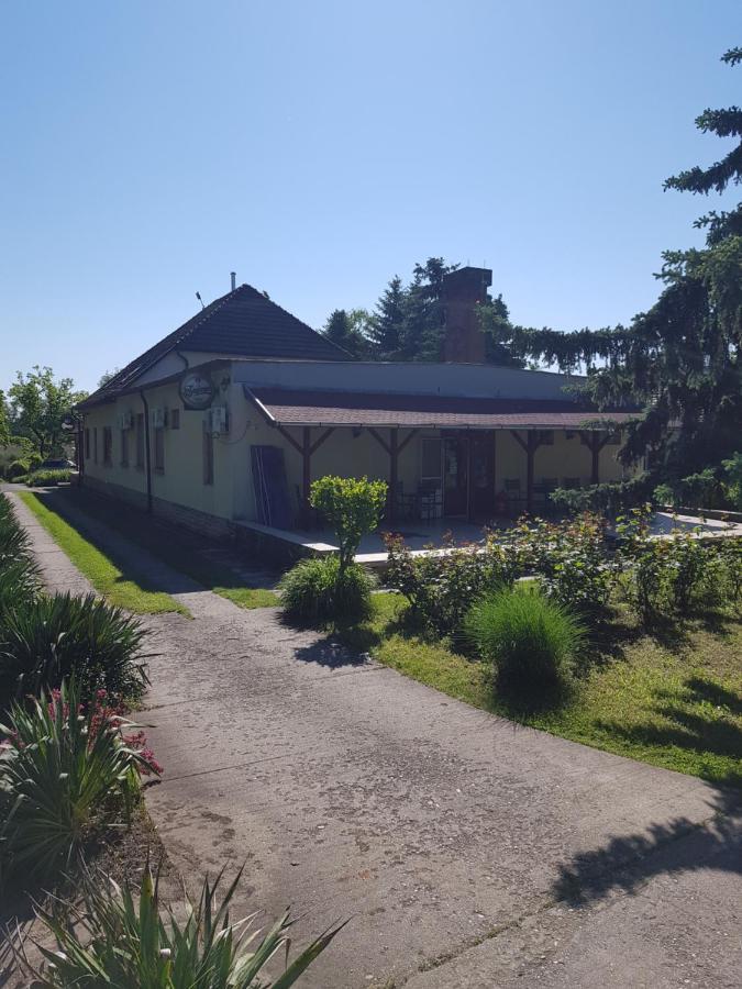 Fortuna Panzio Hotel Orosháza Exterior foto